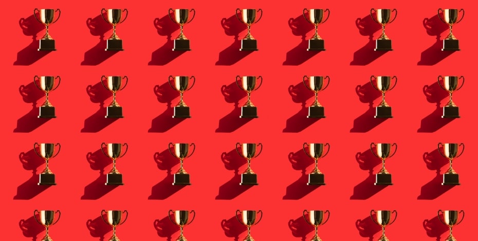 A picture of an award repeatedly on a red background.