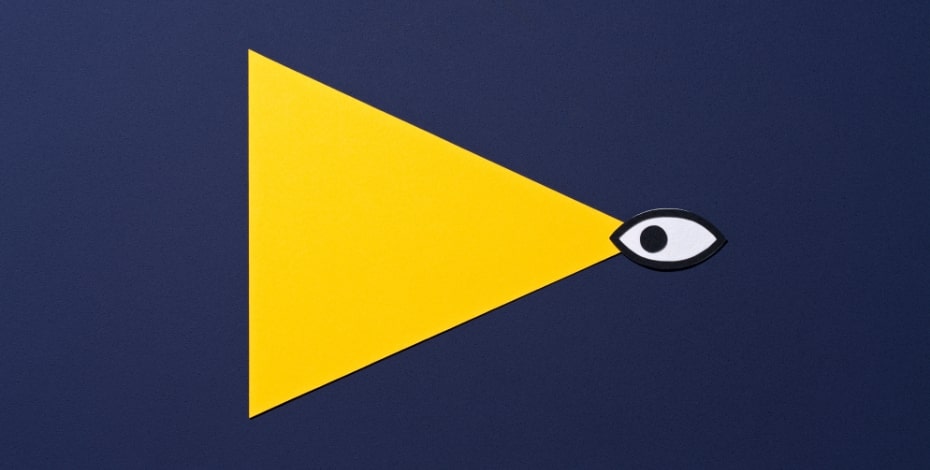 A yellow flag points to the right of a blue image.