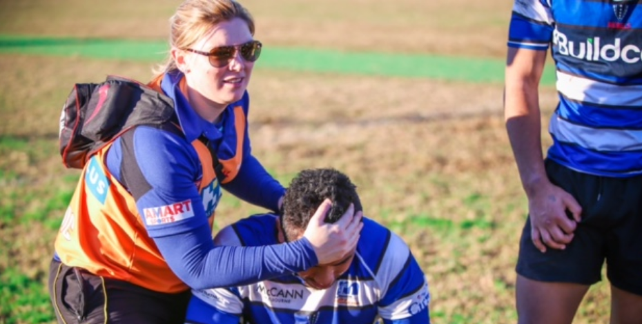 Dr Alicia Rayner treating a patient.