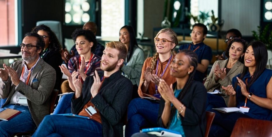 People clapping at the end of a seminar 