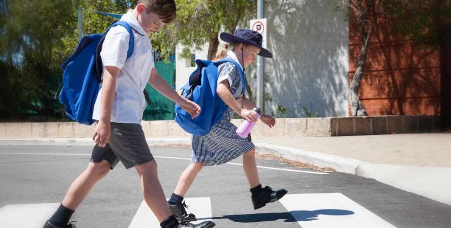 Can children walk and think at the same time?