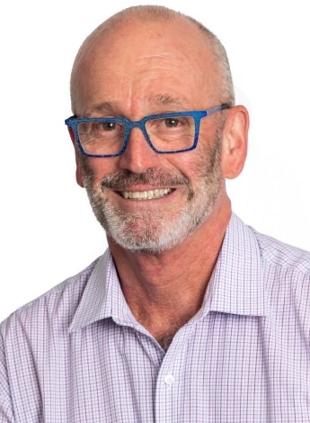 Picture of a man wearing glasses